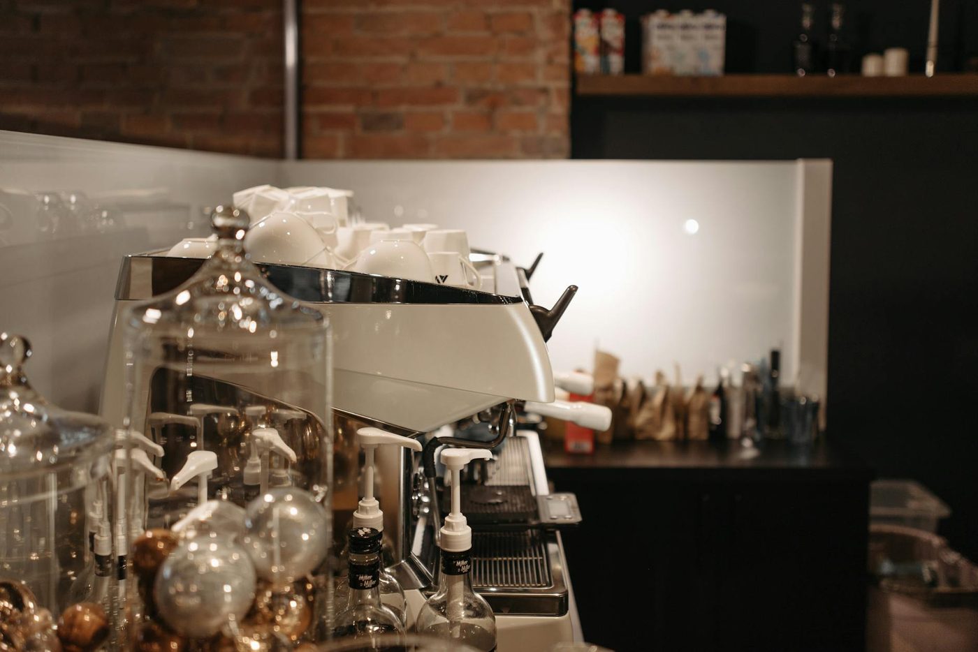 Machine espresso en pleine extraction au comptoir de la Brûlerie Plateau, double filet de café qui coule