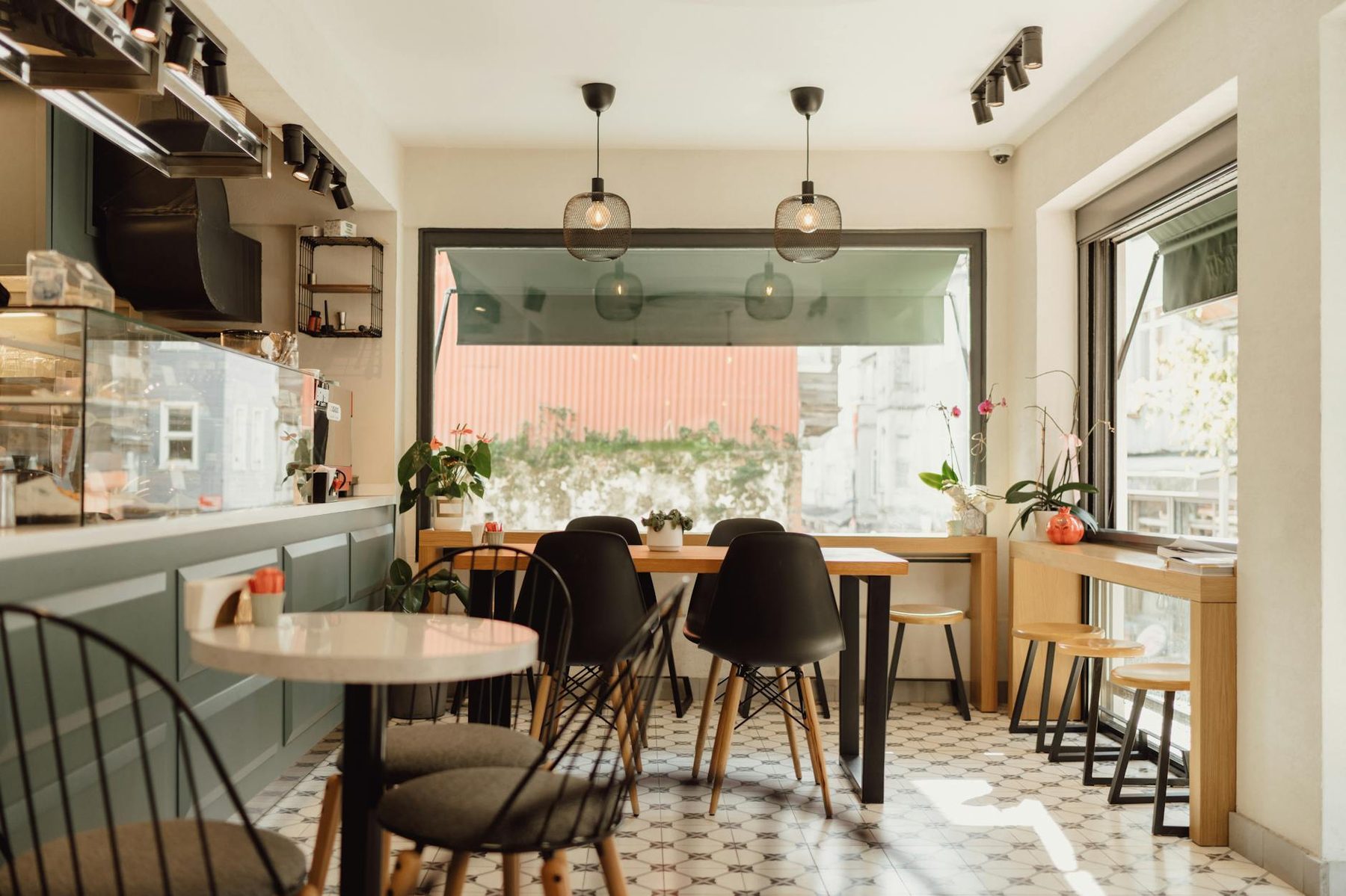 Salle chaleureuse du coffee shop Brûlerie Plateau, banquettes bois et lumière douce au cœur du Plateau, Dakar